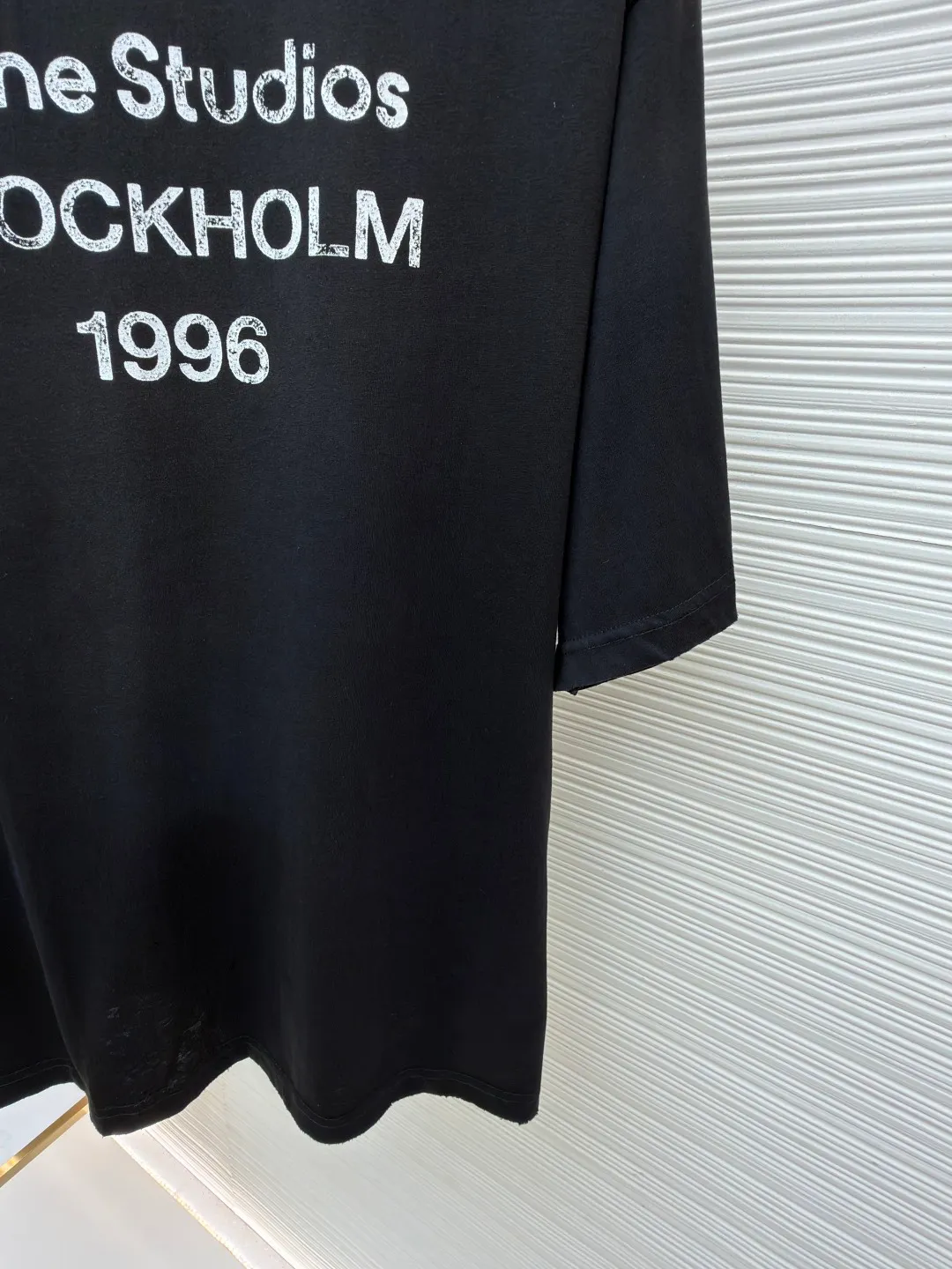 Acne Studios 1966 mud-dyed washed distressed short-sleeve ●Original version: purchased and developed for 2800 ●Item number: 1682356-X95 ●Fabric: cloud velvet ski-like cotton fabric ●Technology: glue printing ●Color: black ●Version: fitted version ●Weight: about 215 grams ●Size: S-M-L-XL ●Description: Made of ultra-soft pure cotton fabric, garment-dyed, washed and distressed, the chest part has a dirty feel, and the lower part shows a gradient effect. The neckline is slightly frayed to better fit the overall tone. The overall line is straight and delicate, the fabric is comfortable and soft, and the color is consistent without color difference. It can be matched with the same style to create a fashionable look and control various occasions. Customized accessories, complete with three standards, the same style for men and women!